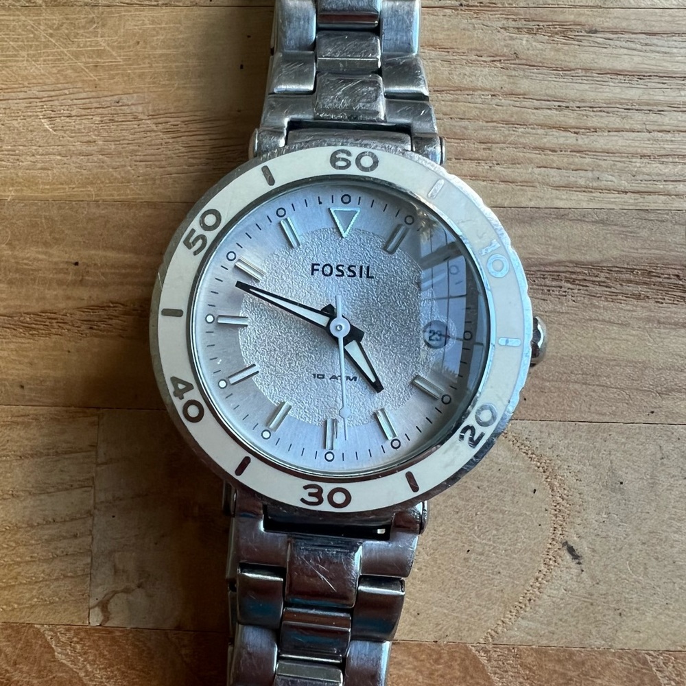 Fossil ladies silver tone sporty Watch NEW BATTERY